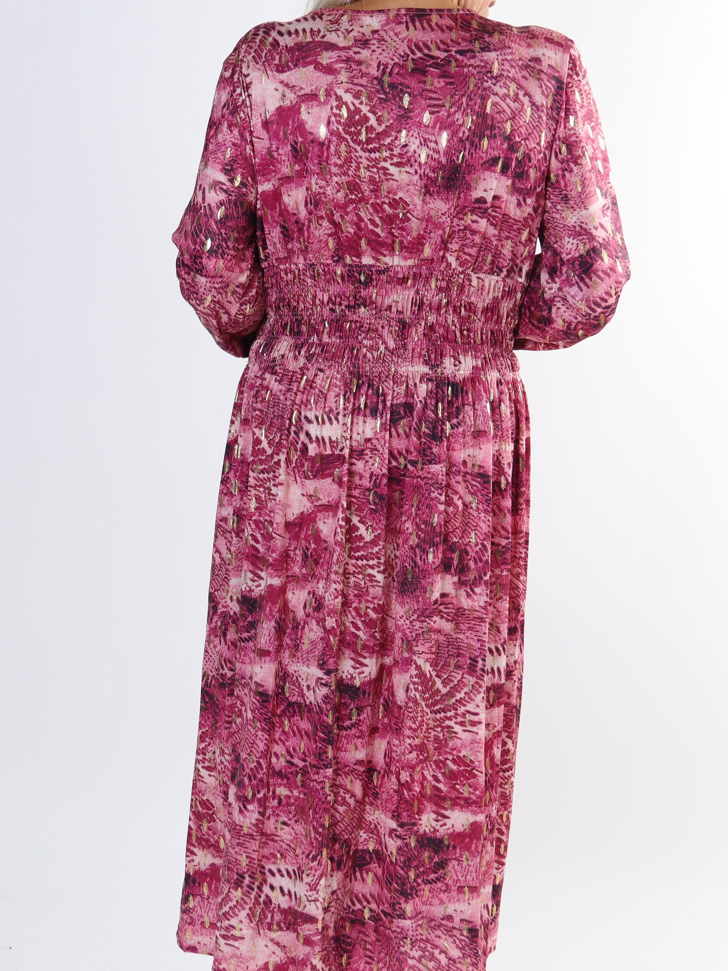 Pams Snake Midi L/S - Plus size-klänning i skrynkelfritt tyg med lång ärm